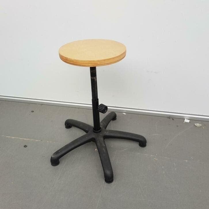 Partij 13 houten krukken in hoogte verstelbaar 43-61 cm, Ophalen, Kunststof, In hoogte verstelbaar, 60 tot 90 cm