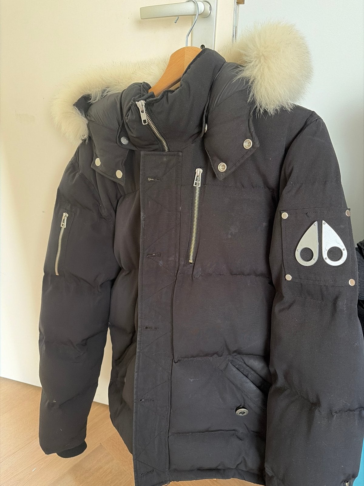 Moose Knuckles winterjas met bontkraag - Zwart, Maat L, Kleding | Heren, Jassen | Winter, Ophalen of Verzenden, Gedragen, Maat 52/54 (L)
