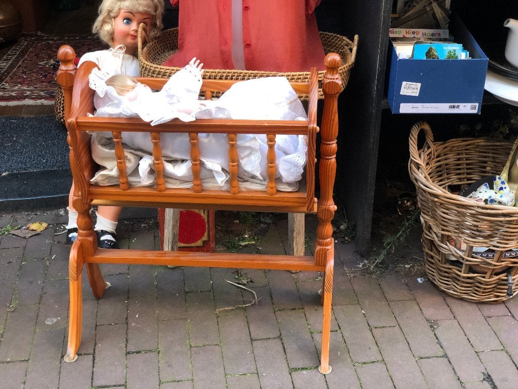 Poppenwieg met porseleinen pop, Ophalen, Gebruikt, Babypop