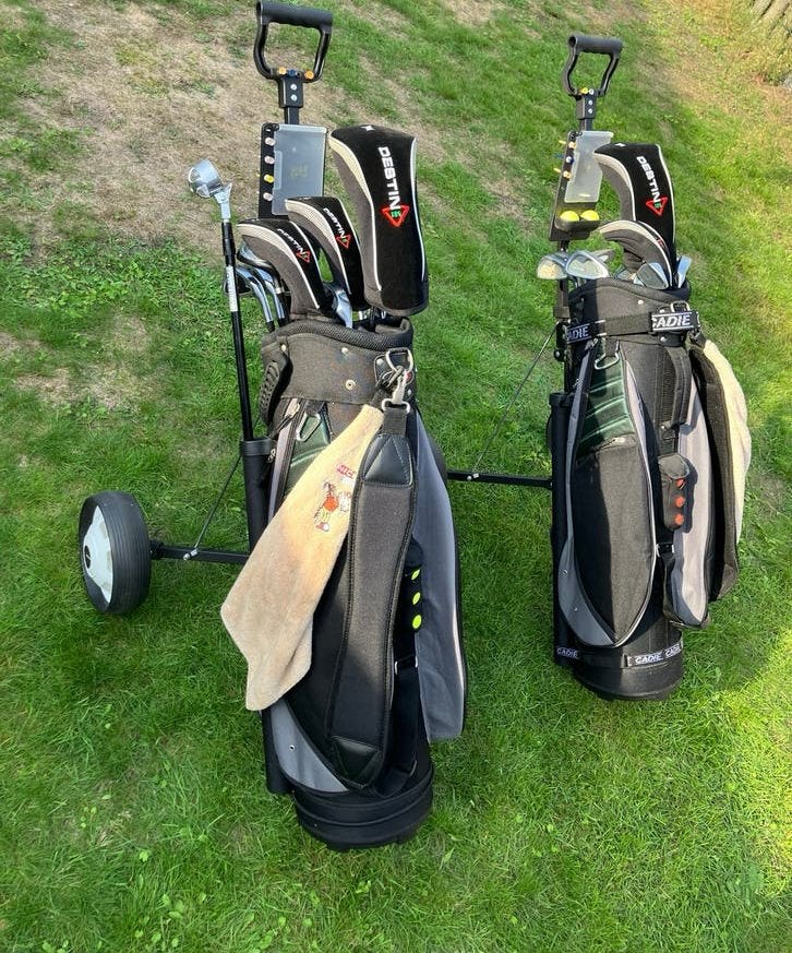Twee Complete Destin Golfsets incl. Tassen en Trolleys