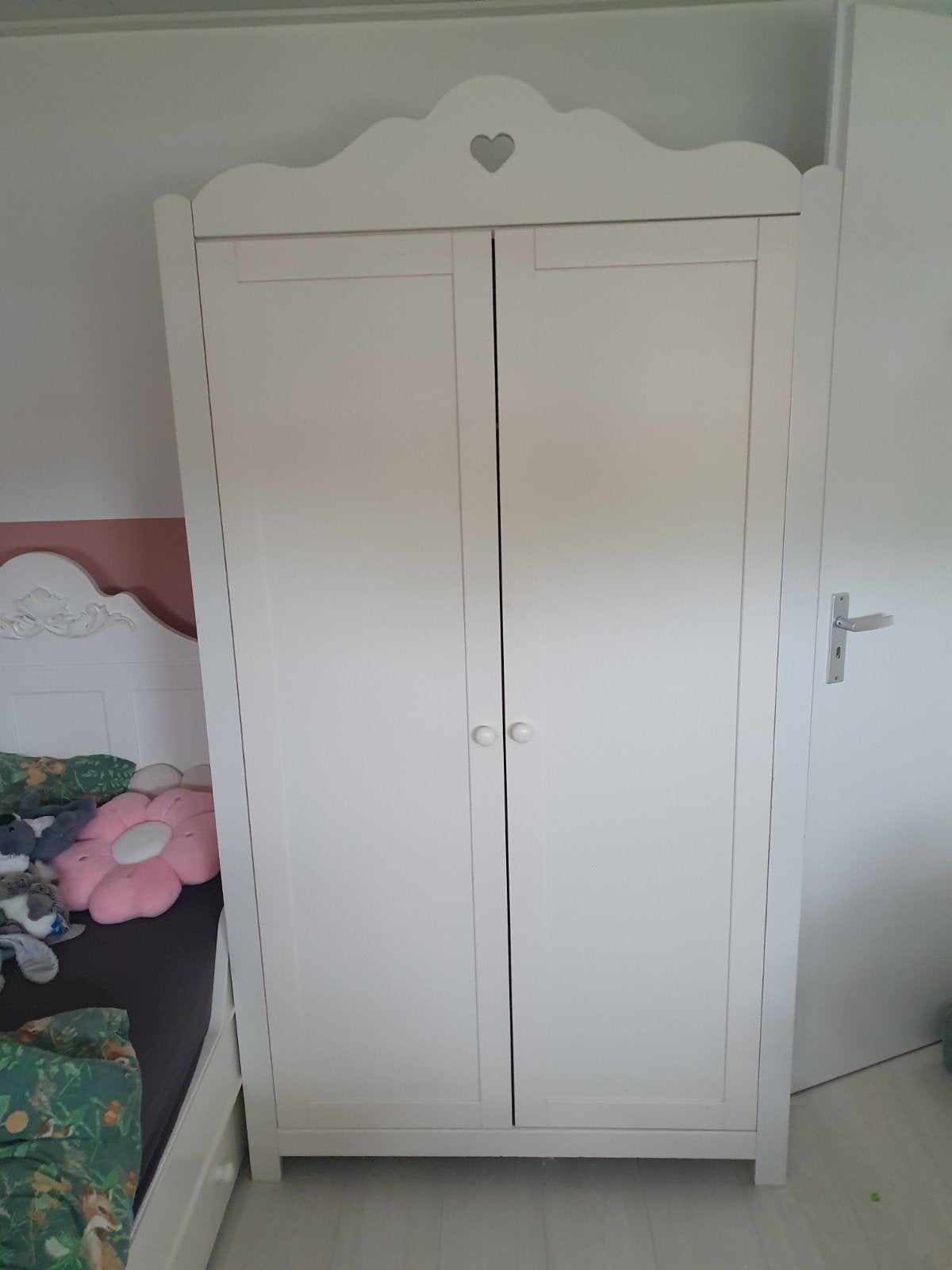 Witte kledingkast kinderkamer met hartje - Ruime kast, Kinderen en Baby's, Kinderkamer | Commodes en Kasten, Ophalen, 50 tot 70 cm