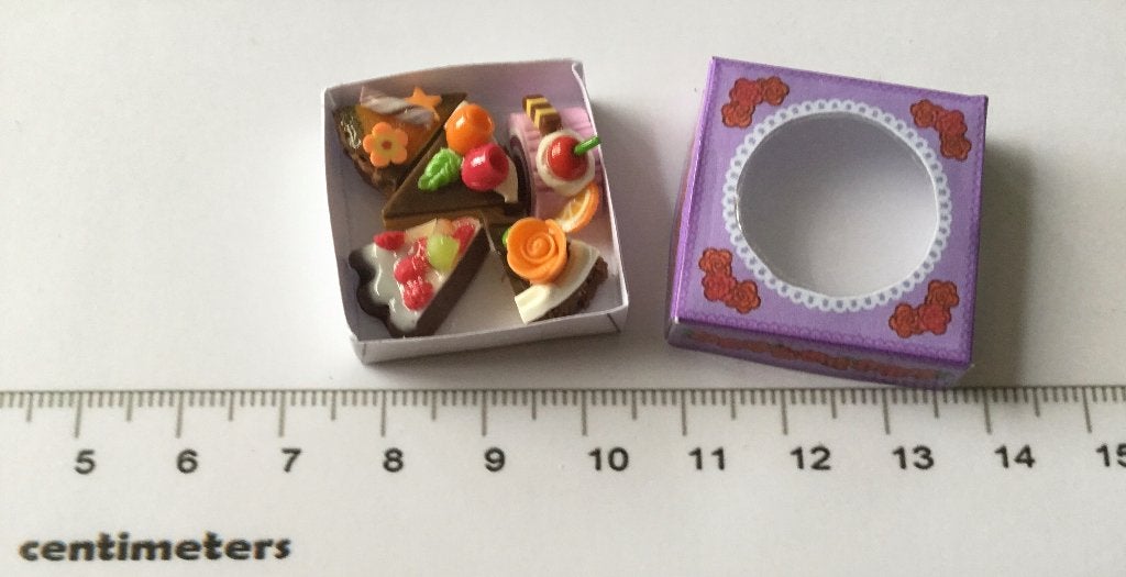 Poppenhuis miniaturen doos gebakjes 77, Ophalen of Verzenden, Nieuw, Poppenhuis