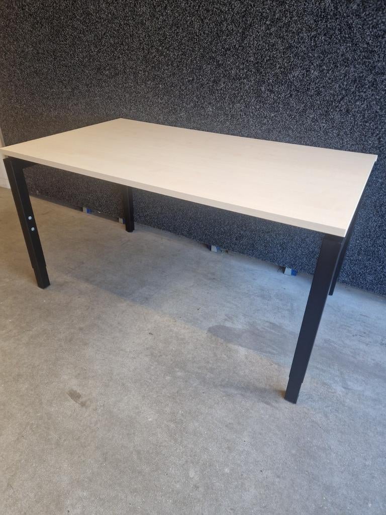 Bureau 140x80 cm Ahorn blad - Zwart N-frame met kabelgoot, Ophalen, 120 cm, Metaal, Zo goed als nieuw