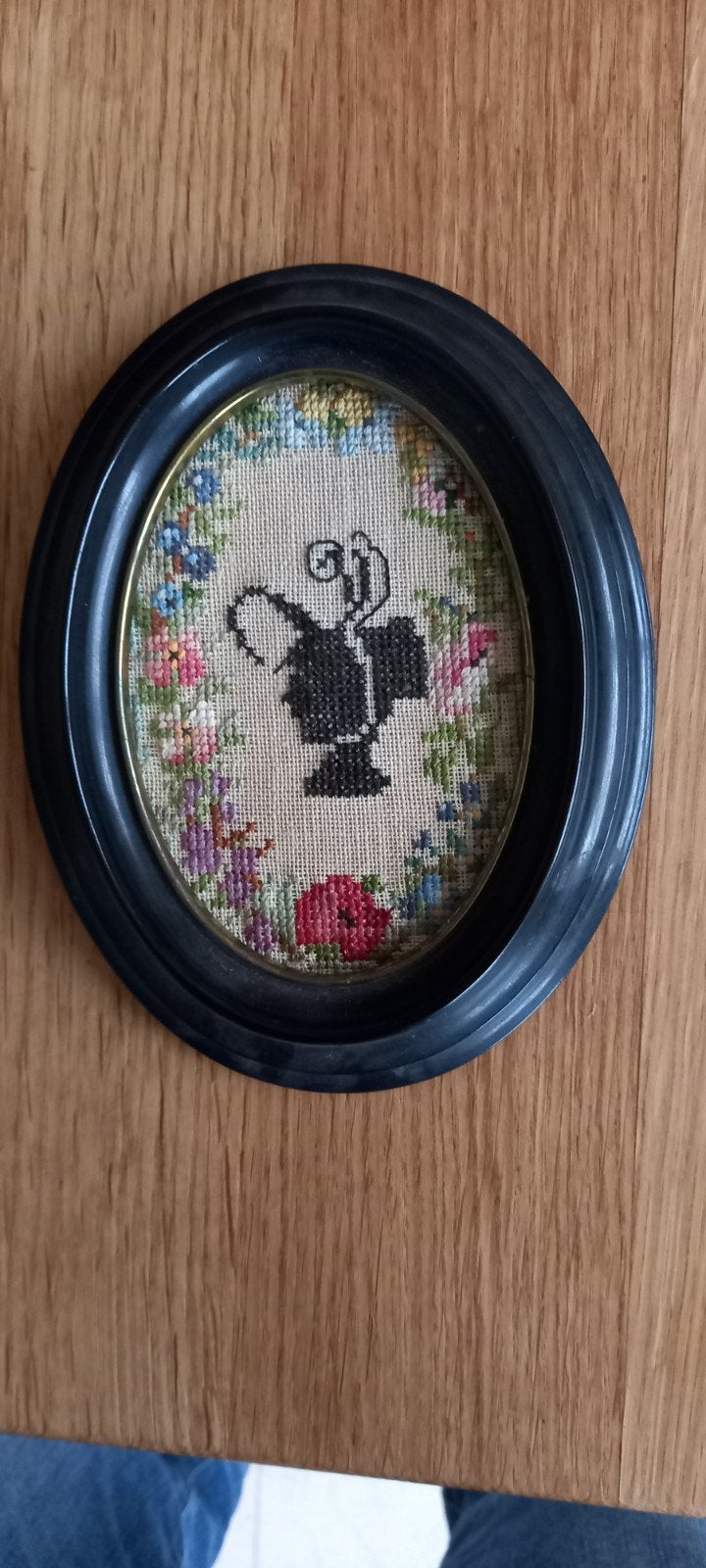 Ovaal ingelijst borduurwerk met bloemen en vaas, Ophalen