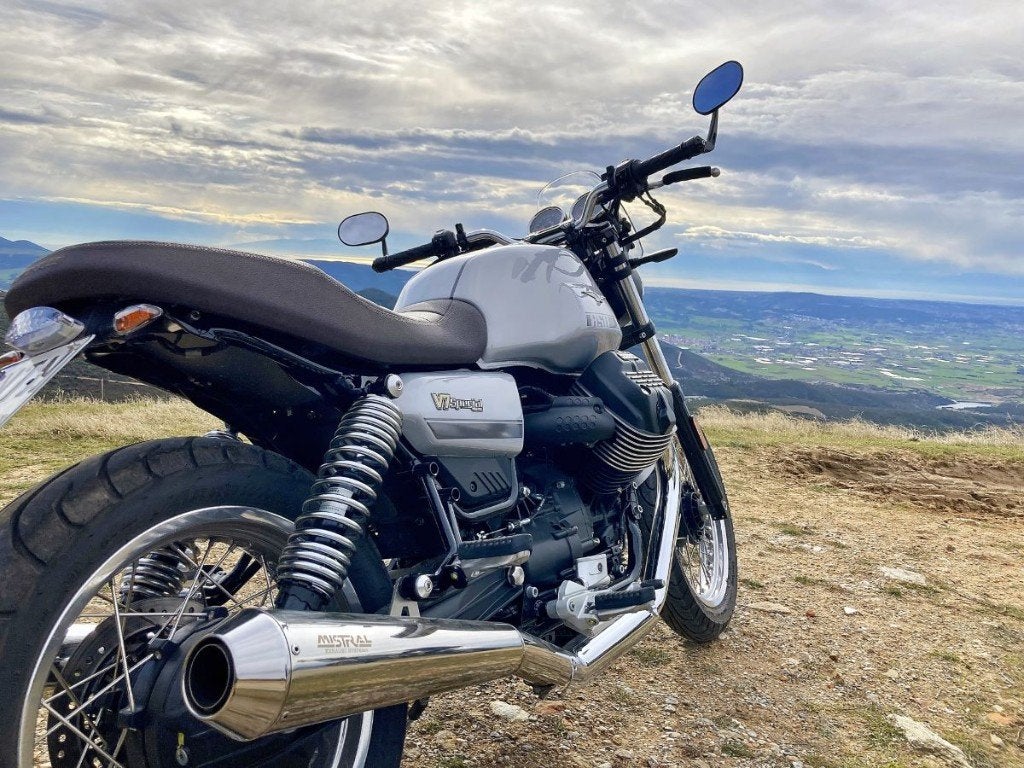 GEZOCHT: een paar Mistral uitlaten voor de Moto Guzzi V7 850, Ophalen of Verzenden