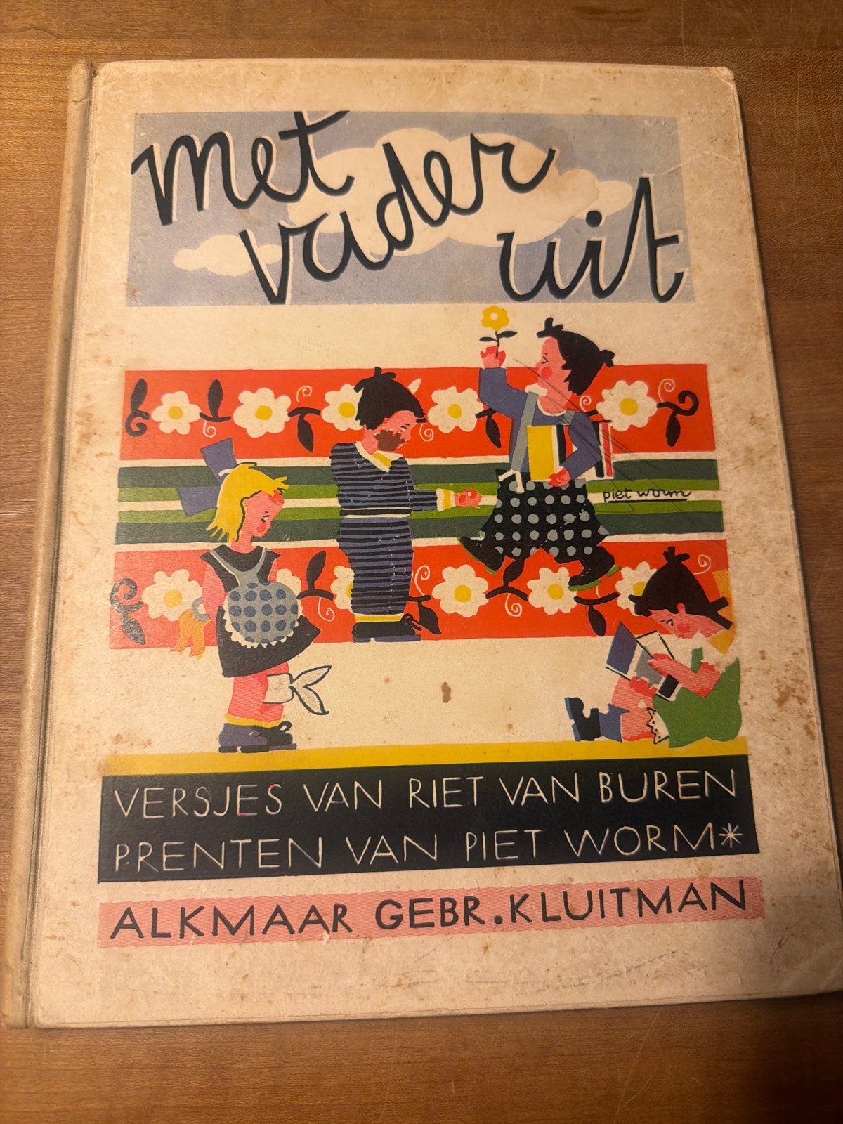 Met Vader Uit - Riet van Buren & Piet Worm (Oud Kinderboek), Ophalen of Verzenden, Gelezen, Sprookjes