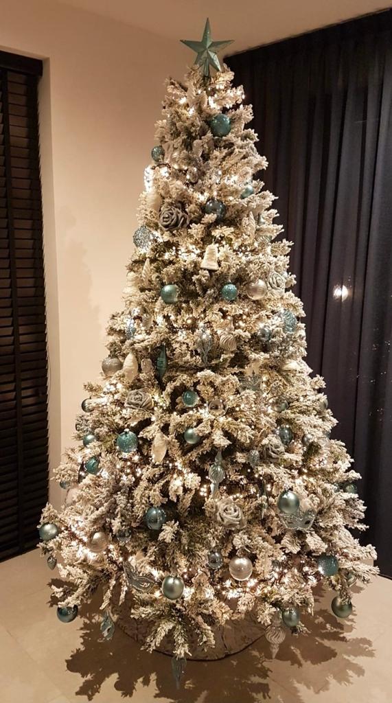 Mooi kunstkerstboom 240cm hoog met witte kunstsneeuw, Ophalen, Zo goed als nieuw