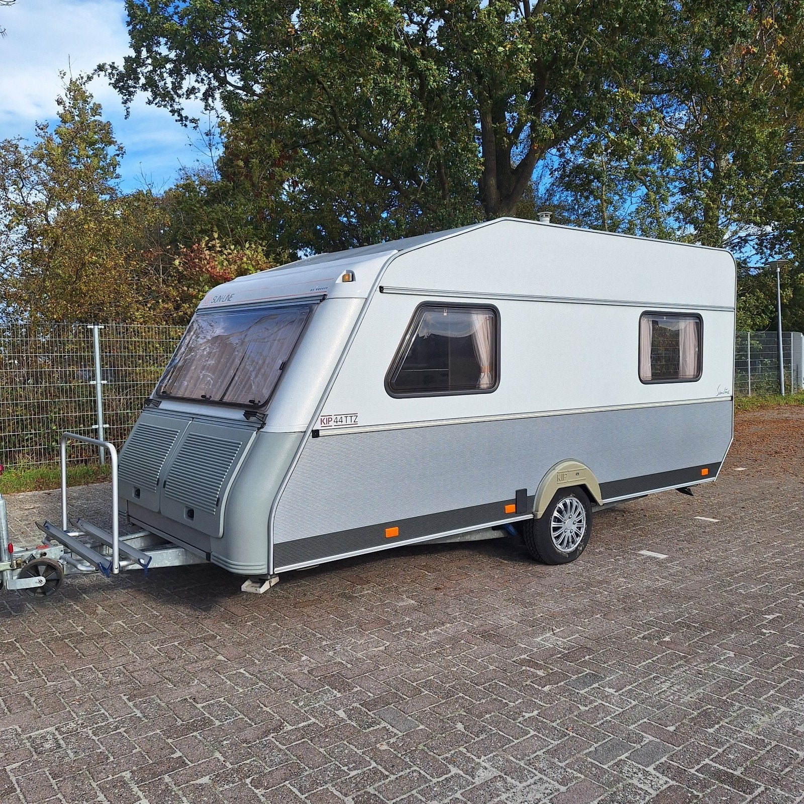 Kip Sunline 44 TTZ, Voortent+luifel, Fietsendrager, Topstaat, Kip, Omvormbare zithoek, Kluisje, Bedrijf