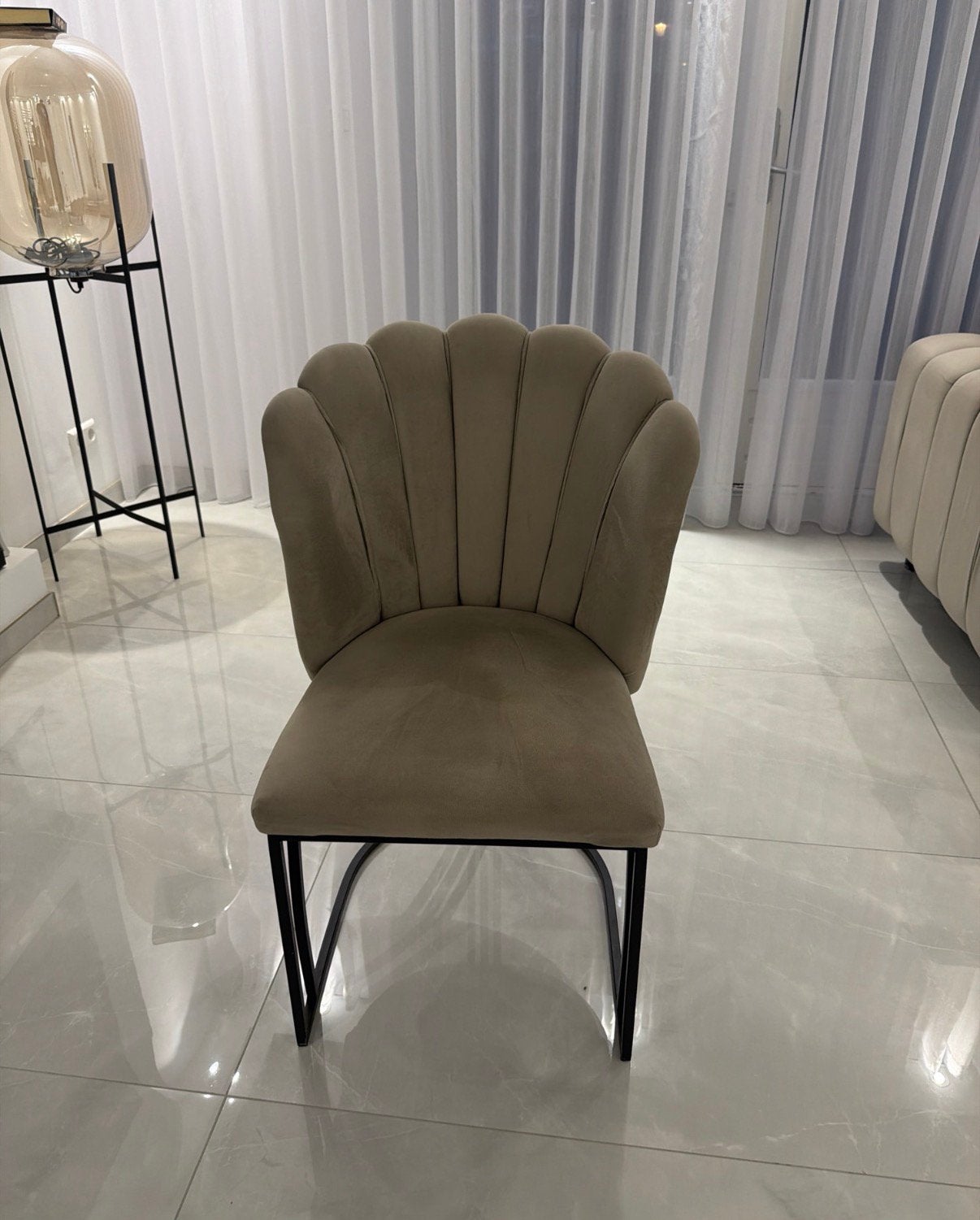 5x beige velvet schelpstoel zwart slede-onderstel, Ophalen, Zo goed als nieuw, Overige kleuren, Vijf, Zes of meer stoelen