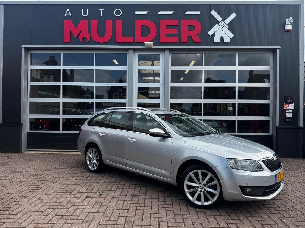 Skoda OCTAVIA  COMBI 1.2 TSI 105PK GREENTECH ELEGANCE BUS. /, Auto's, Euro 5, Gebruikt, 4 cilinders, USB