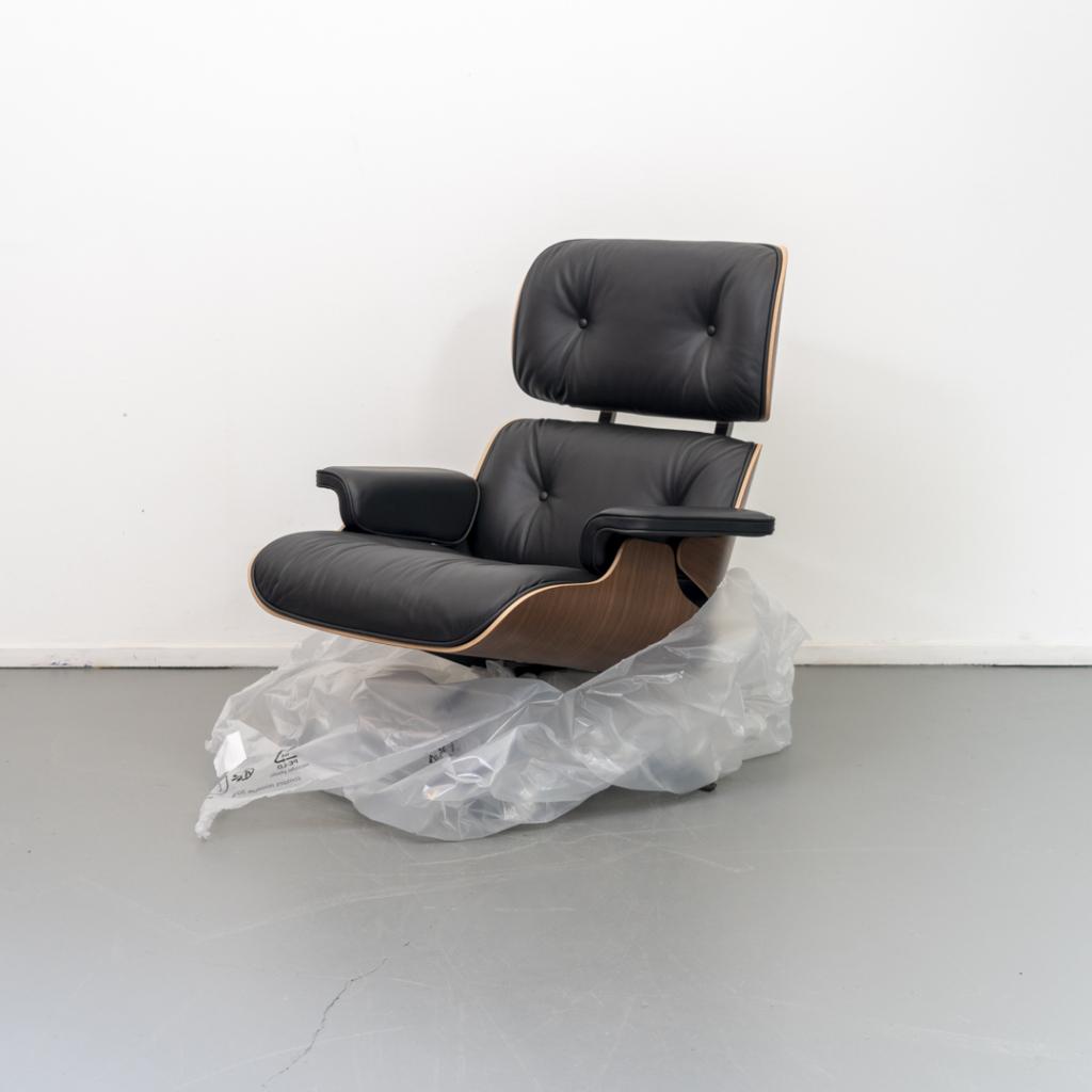 2x Vitra Eames Lounge Chair & Ottoman Noten - Chroom/Zwart, Niet ingevuld, Niet ingevuld, Nieuw, 75 tot 100 cm