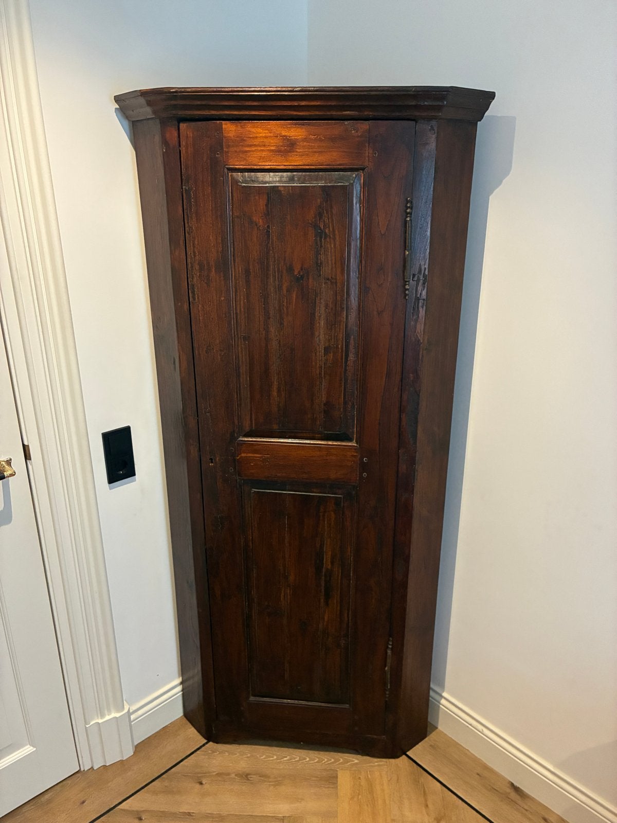 Set van twee antieke teak houten hoekkasten, Ophalen