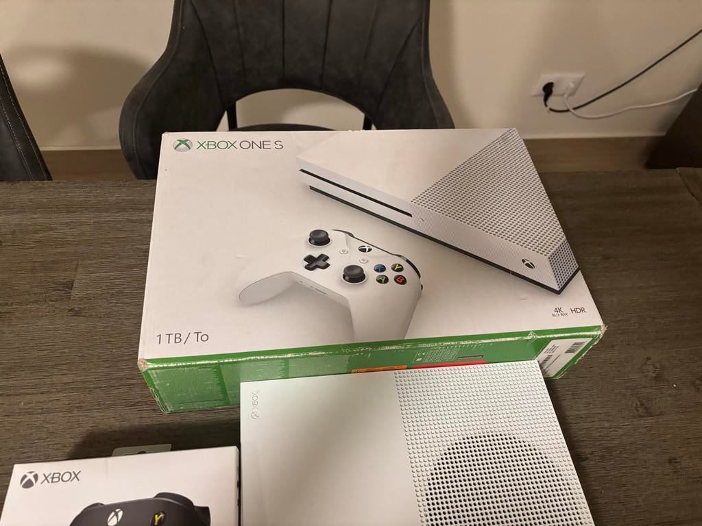 Xbox One S 1TB met 2 controllers en games, Spelcomputers en Games, Spelcomputers | Xbox One, Ophalen, Zo goed als nieuw, 1 TB