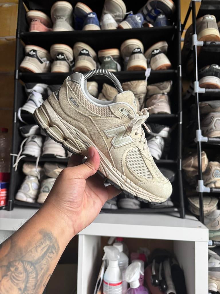 New Balance 2002R Bone Light Aluminium 38, Kleding | Dames, Schoenen, Ophalen of Verzenden, Zo goed als nieuw, Beige, Sneakers of Gympen