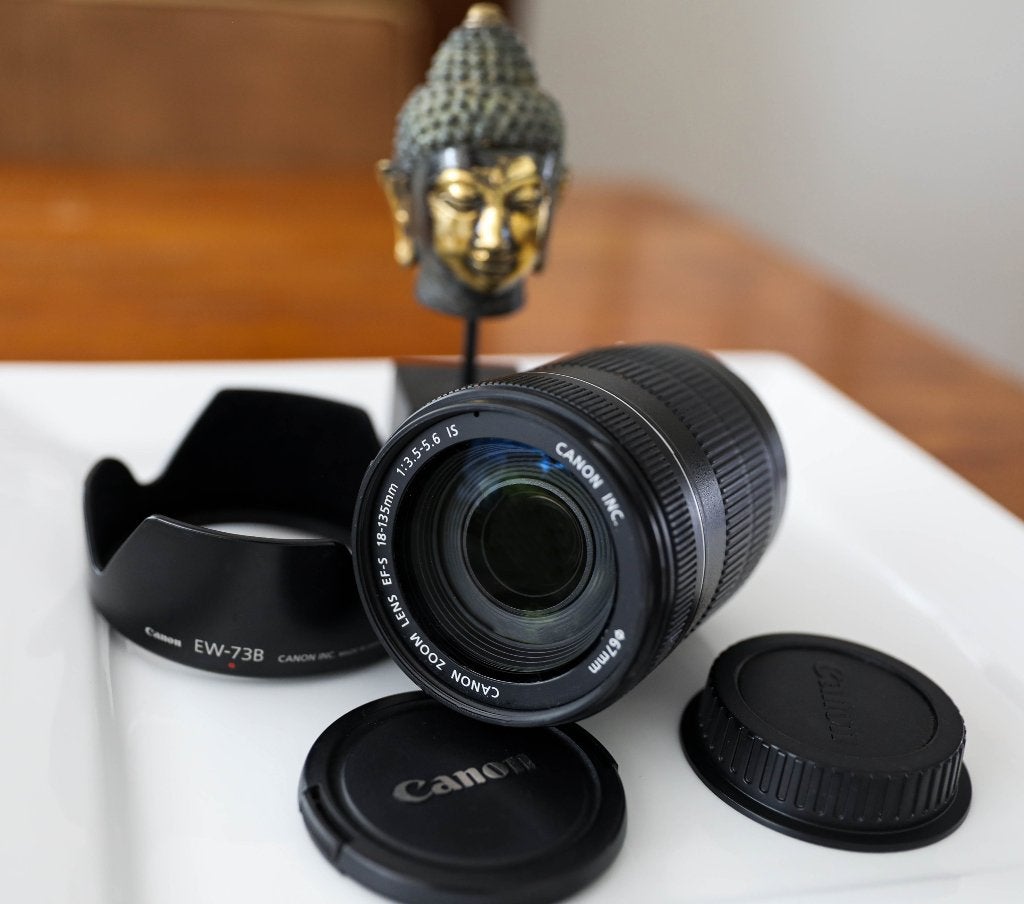 Canon EF-S 18-135mm IS + zonnekap, Audio, Tv en Foto, Ophalen, Canon, Handmatige focus, Telelens