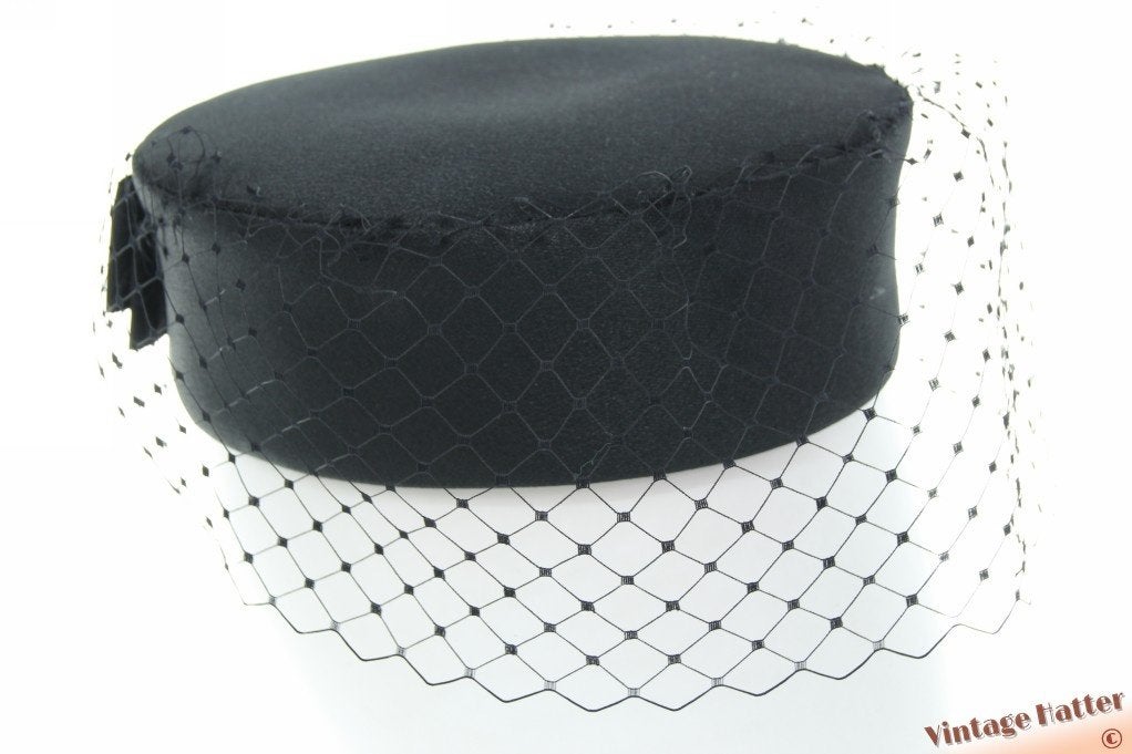 Dames cocktail pillbox hoed zwart zijde + voile 56-57 nieuw, Ophalen of Verzenden, Nieuw, 56 of 57 cm (M, 7 of 7⅛ inch), Hoed