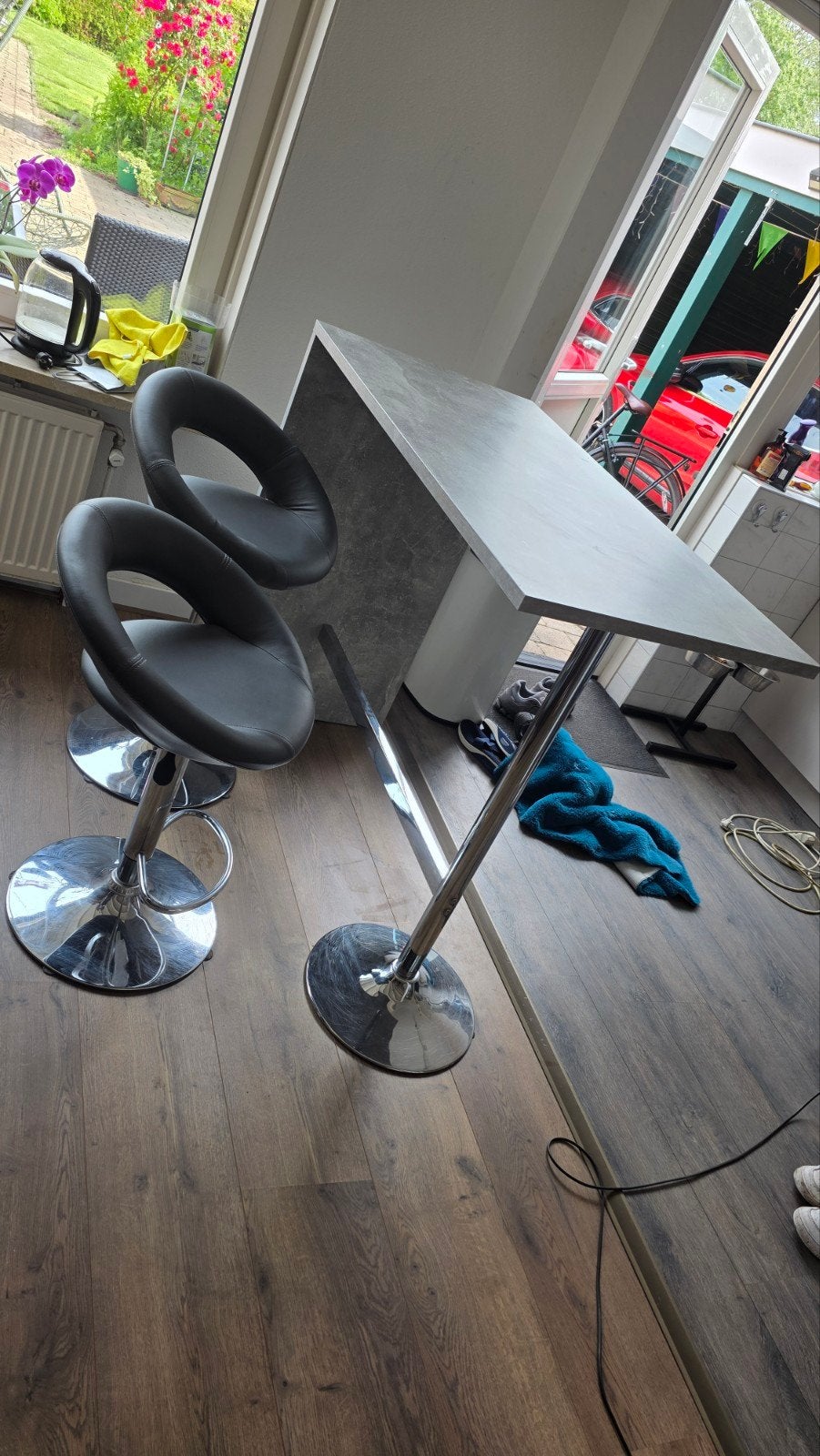 Nette bartafel met 2 verstelbare barkrukken, Ophalen, Zo goed als nieuw, In hoogte verstelbaar, Hout