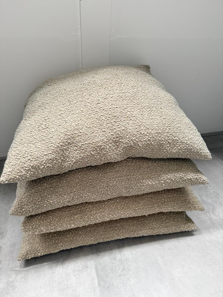 Woonkussen beige 3 stuks 60x60 € 12,50 p. st, Ophalen of Verzenden, Zo goed als nieuw, Beige, Vierkant