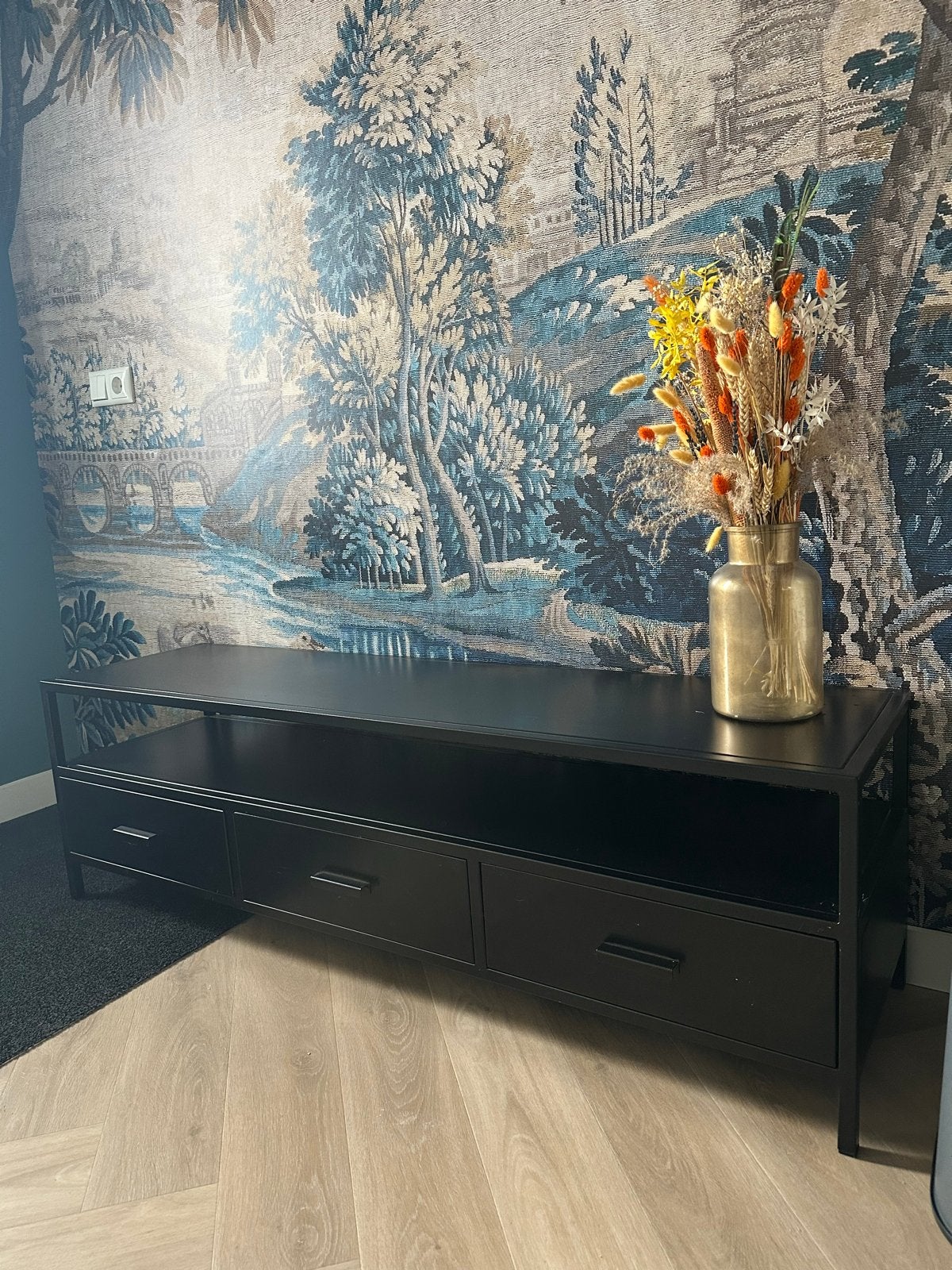 Zwart metalen tv-meubel Loods 5 met ruime lades, Huis en Inrichting, Kasten | Televisiemeubels, Ophalen, 150 tot 200 cm, Zo goed als nieuw