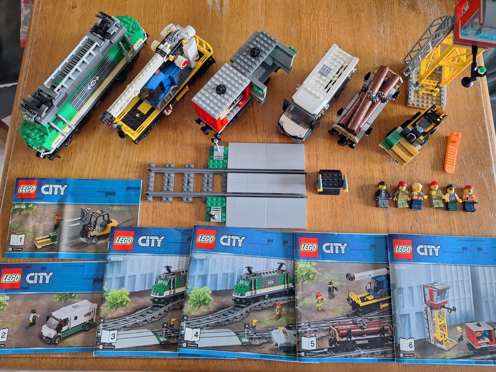 Lego trein 60198 (rijd en is bijna compleet), Kinderen en Baby's, Speelgoed | Duplo en Lego, City, Lego, Zo goed als nieuw, Inclusief minifiguren