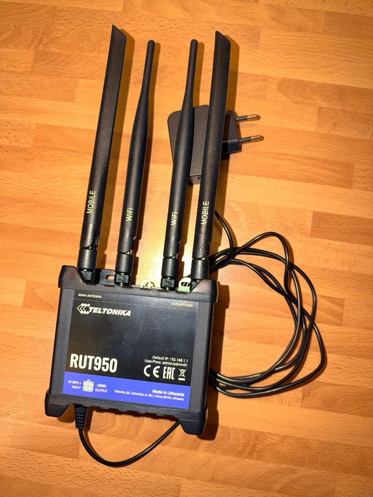 Teltonika RUT950 - 4G LTE router (incl DIN-rail adapter), Ophalen of Verzenden, Zo goed als nieuw, Router met modem, Teltonika