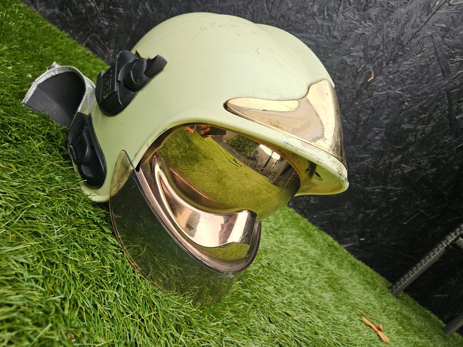 MSA Gallet Brandweerhelm met vizier en nekbeschermer, Ophalen of Verzenden, Overige soorten, Overige gebieden, Helm of Baret