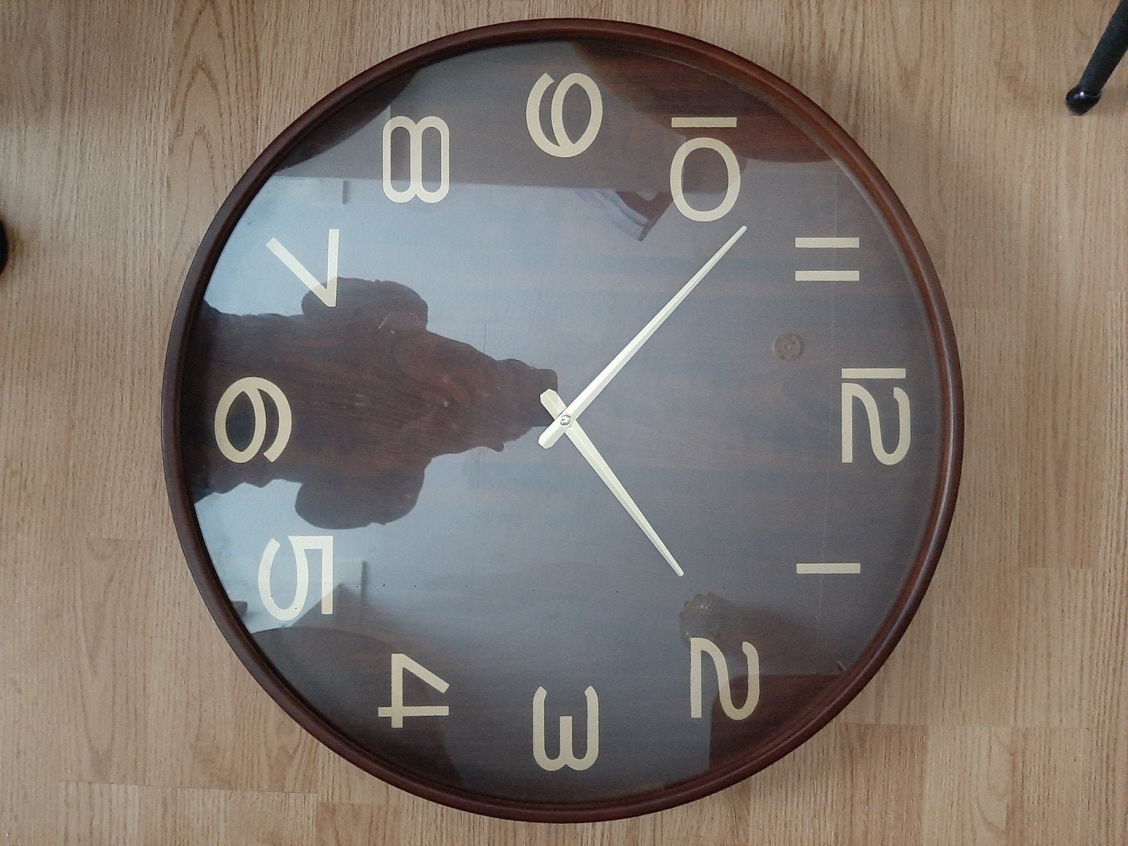 Analoge wandklok in walnootkleur - Ophalen/Verzenden, Huis en Inrichting, Woonaccessoires | Klokken, Bruin, Analoog, Ophalen of Verzenden