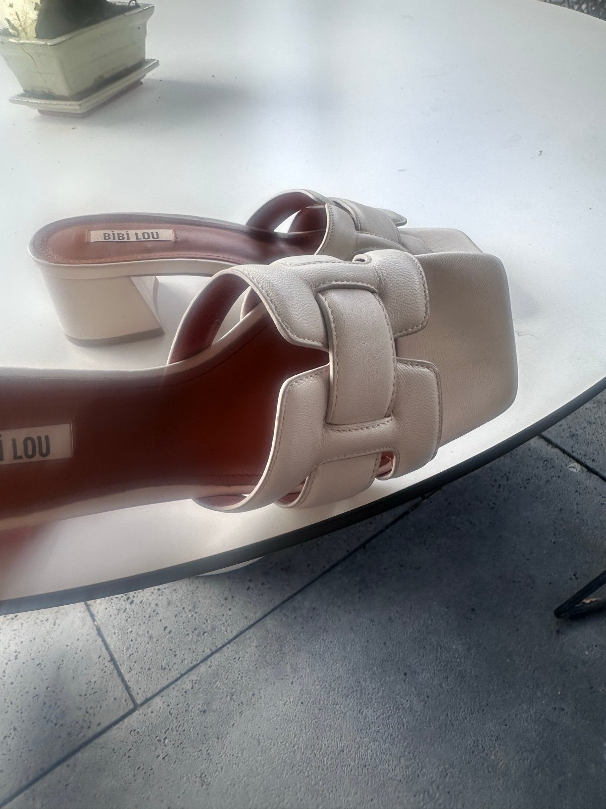 Bibi Lou Muiltjes Maat 40, Kleding | Dames, Schoenen, Ophalen of Verzenden, Zo goed als nieuw, Beige, Sandalen of Muiltjes