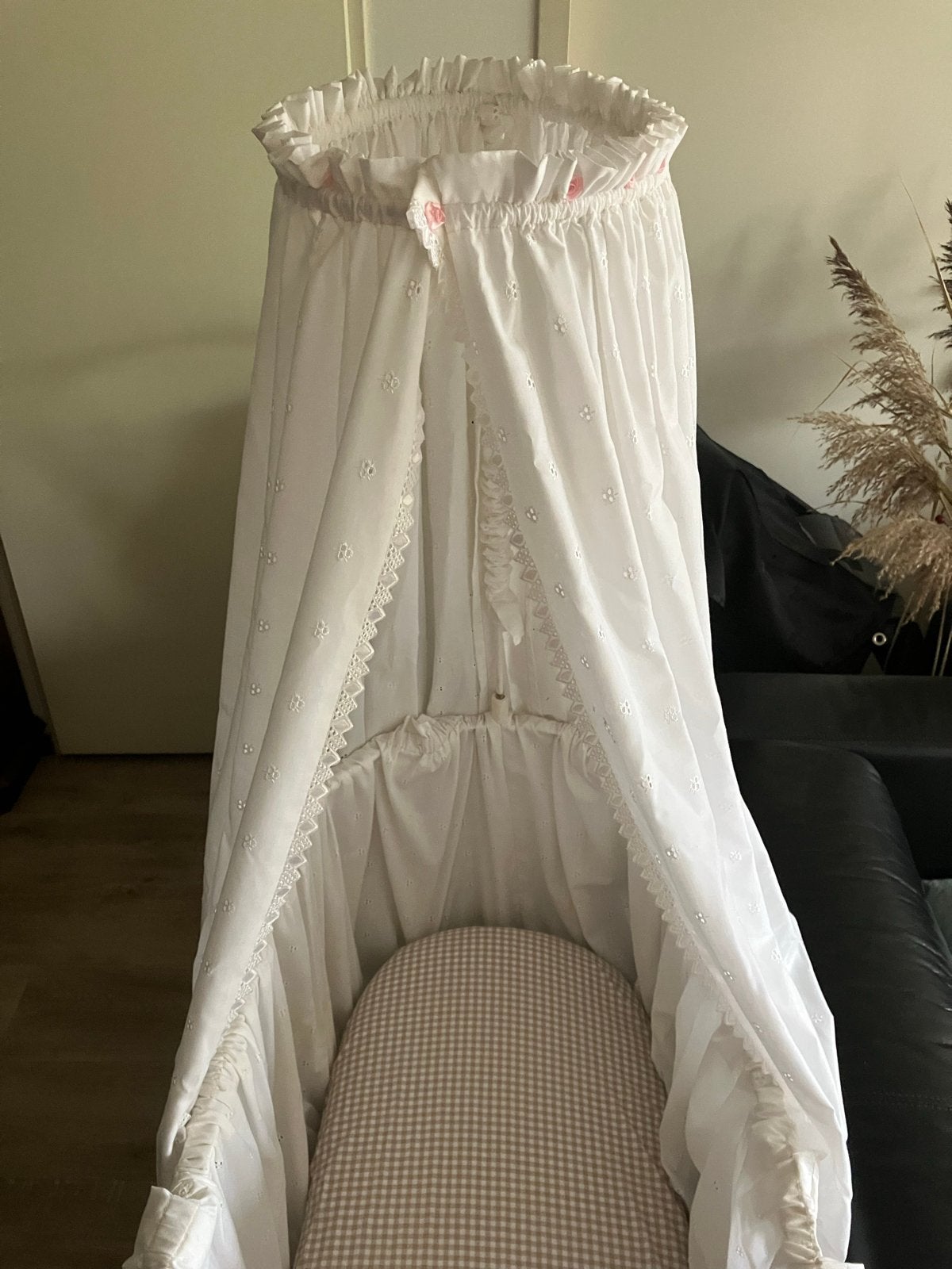 Antieke wieg met hemel, opnieuw bekleed, broderie & roosjes, Ophalen, Gebruikt