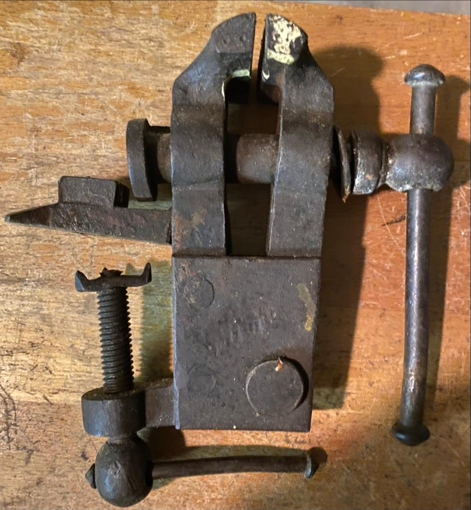 Antieke bankschroef - voor fijner werk. Nog uit WO 1, Antiek en Kunst, Antiek | Gereedschap en Instrumenten, Ophalen of Verzenden