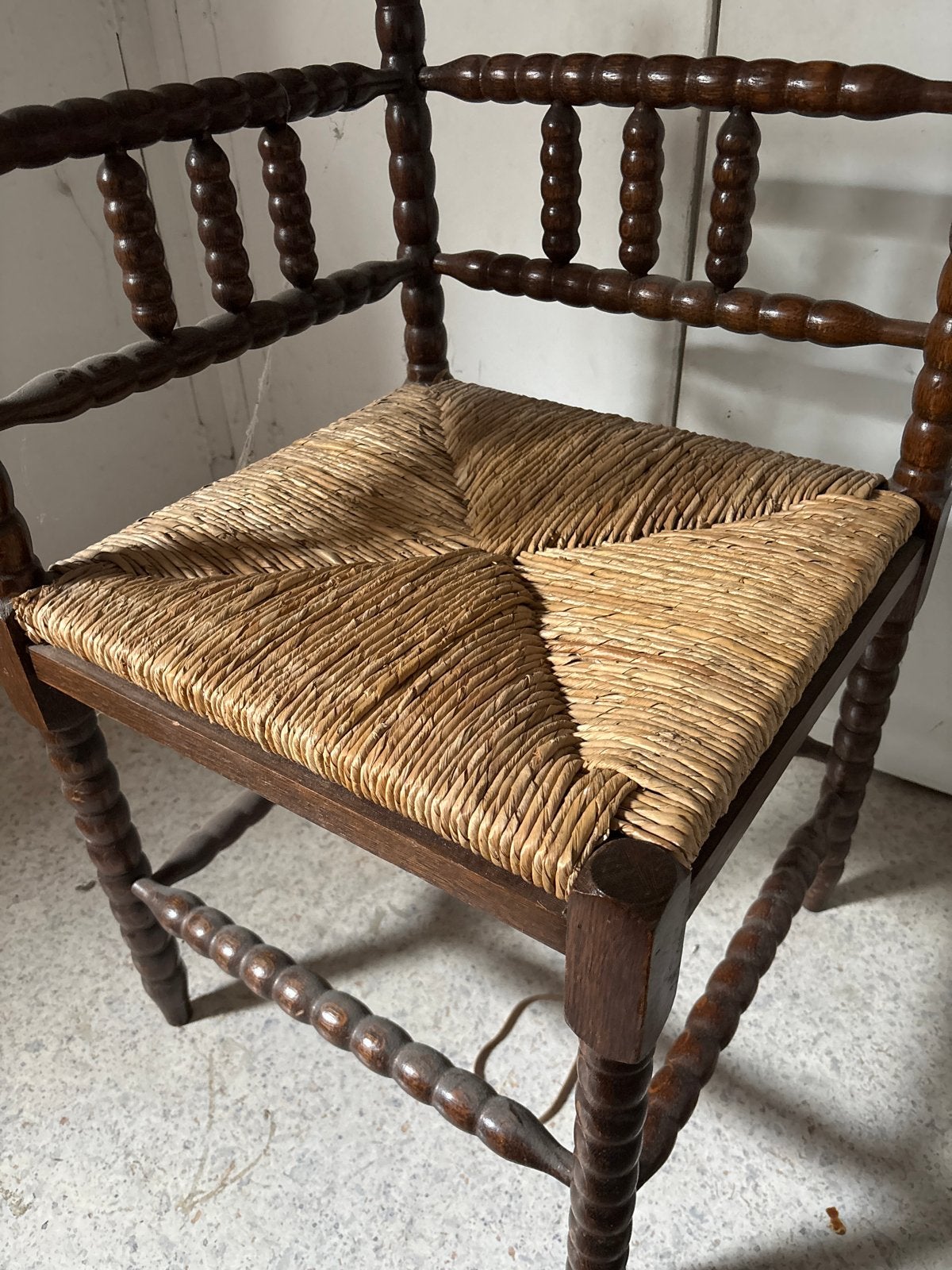 Antieke houten stoel met biezen zitting, Ophalen