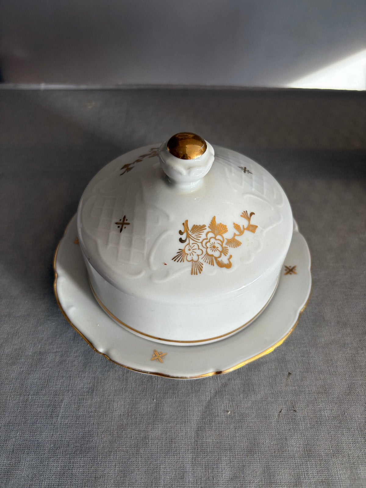 Antieke botervloot met gouden decoratie, Ophalen
