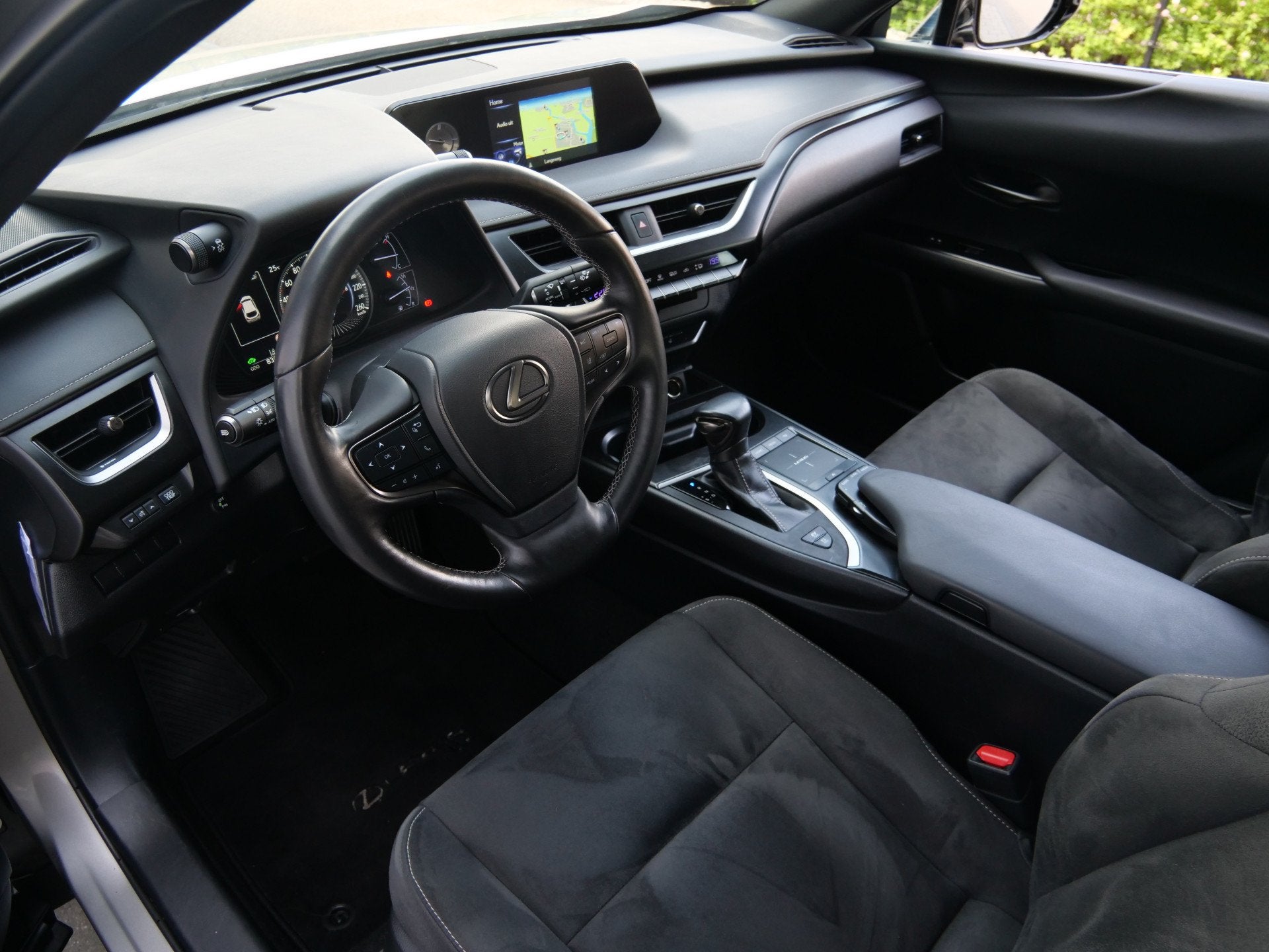 Lexus UX 250h Business Line 262Pk Winterpakket / Camera / Ap, Auto's, Lexus, Gebruikt, 4 cilinders, Alcantara, Hybride Elektrisch/Benzine