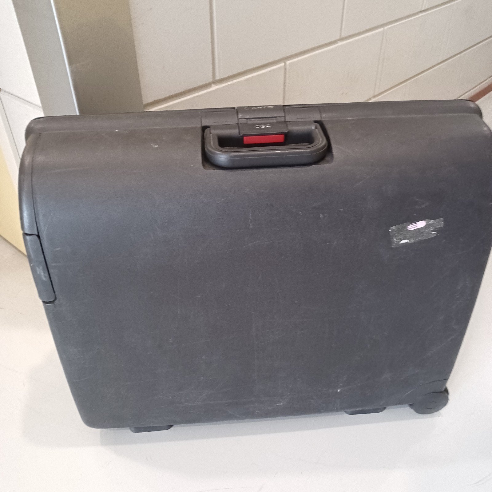Carlton koffer - stevig en ruim, met wieltjes, Gebruikt, Hard kunststof, 45 tot 55 cm, Wieltjes
