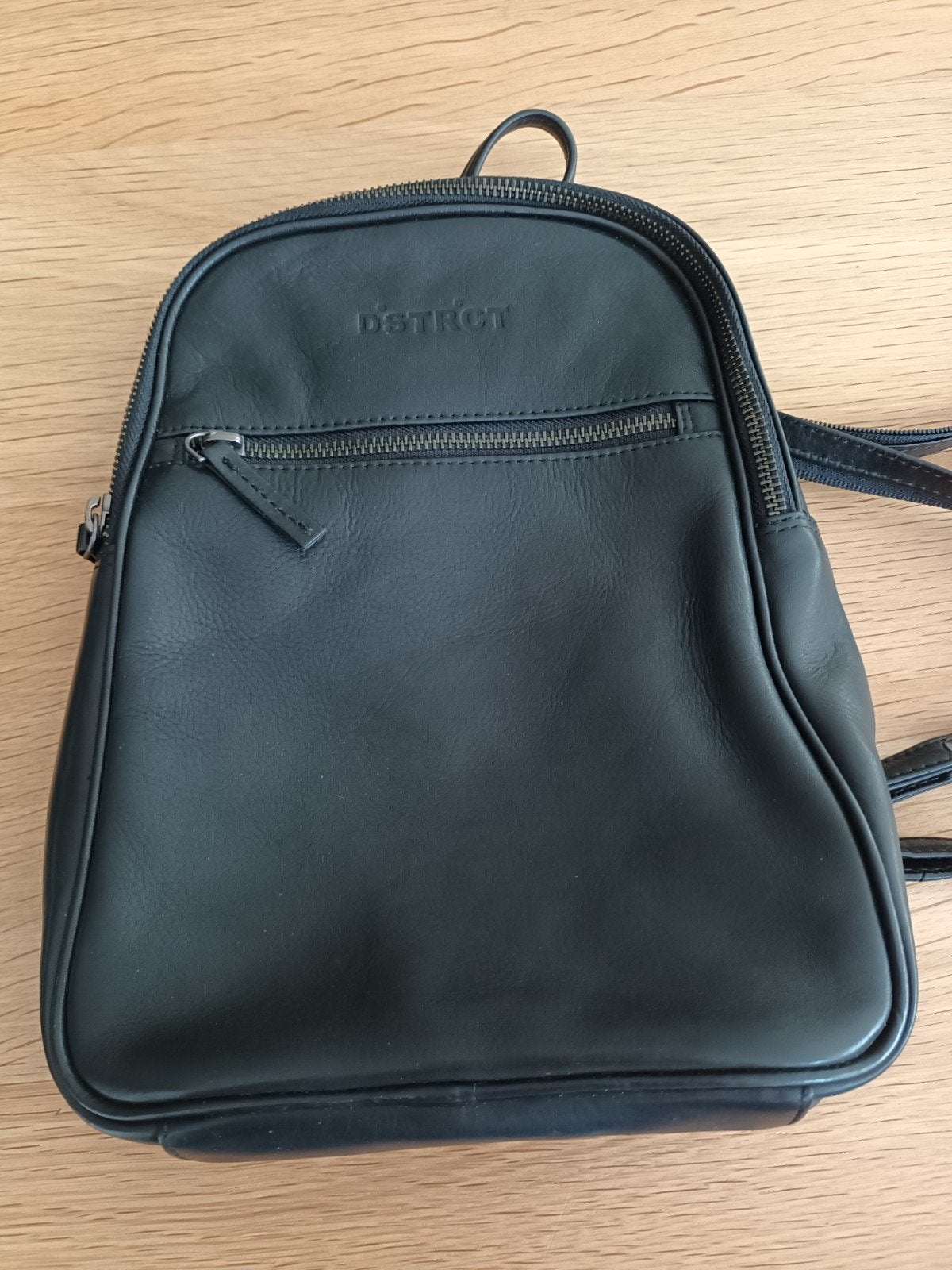 Dstrict rugtas - Zwarte leren rugzak, Overige merken, Minder dan 30 cm, 25 tot 40 cm, Ophalen of Verzenden