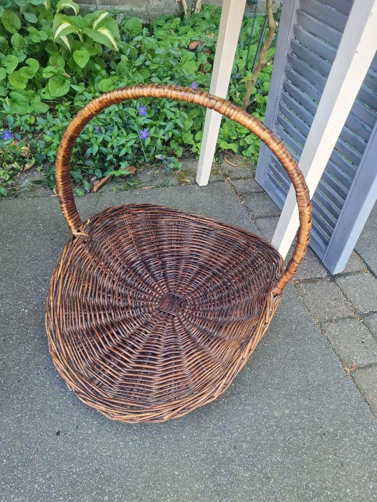 Vintage rieten oogstmand, lectuurmand