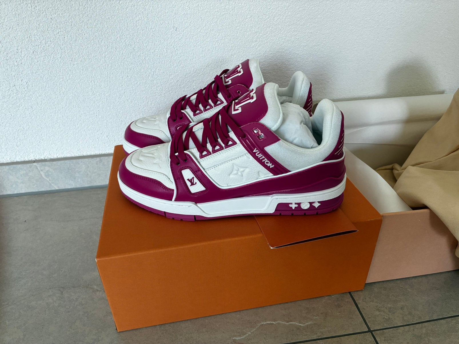 Louis Vuitton sneakers – nieuw in doos – wit/fuchsia, Wit, Nieuw, Ophalen of Verzenden, Sneakers of Gympen
