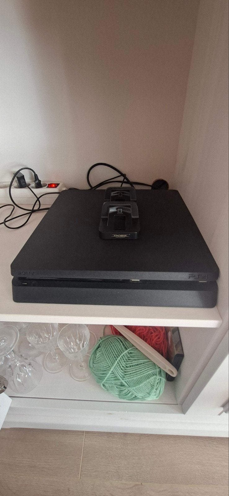 playstation 4  (1 terra), Ophalen, Met games, Met 2 controllers, Zo goed als nieuw