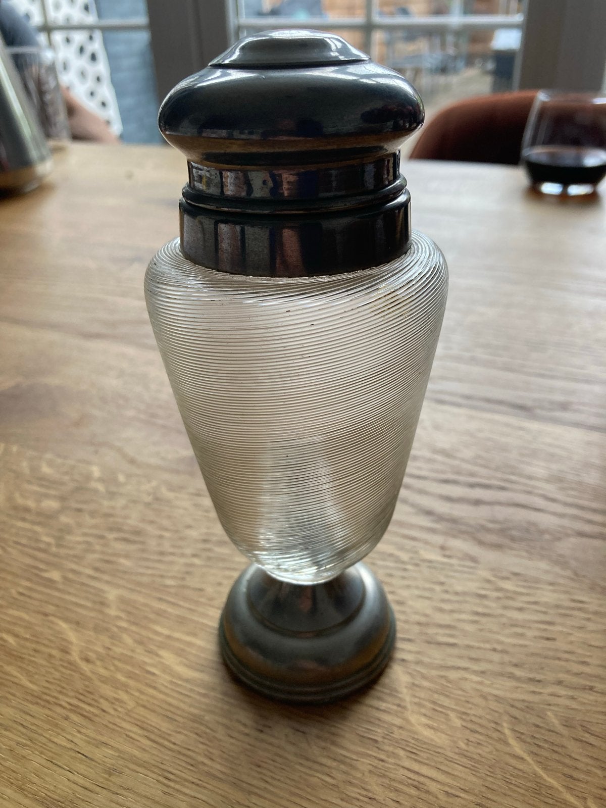 Fries draadglas ~ Vintage theebus met metalen voet en dop, Ophalen of Verzenden