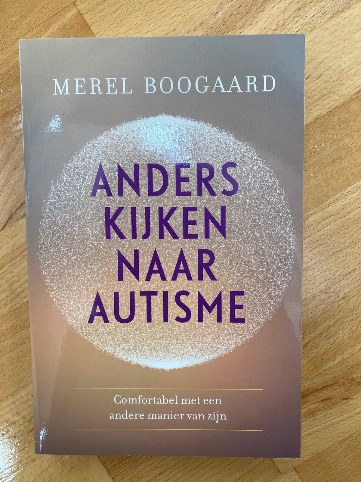 boek: ‘Anders kijken naar autisme’ - Merel Boogaard, Ophalen, Zo goed als nieuw