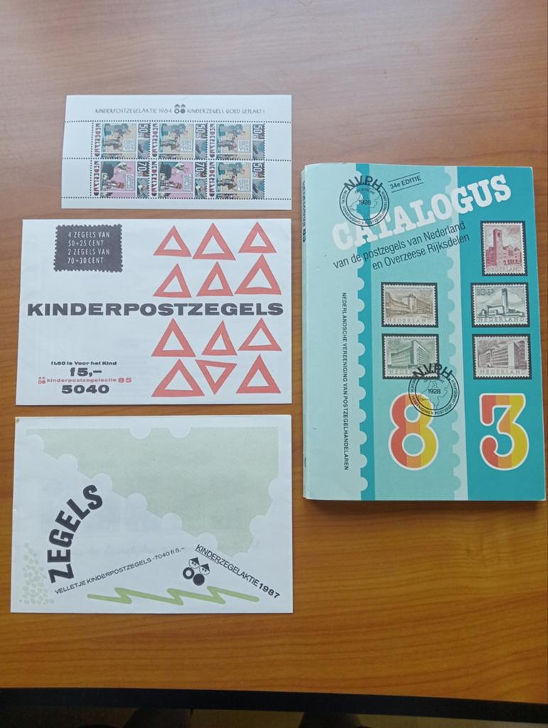 Postzegelcollectie met catalogus en kinderpostzegels, Ophalen of Verzenden, Na 1940, Gestempeld