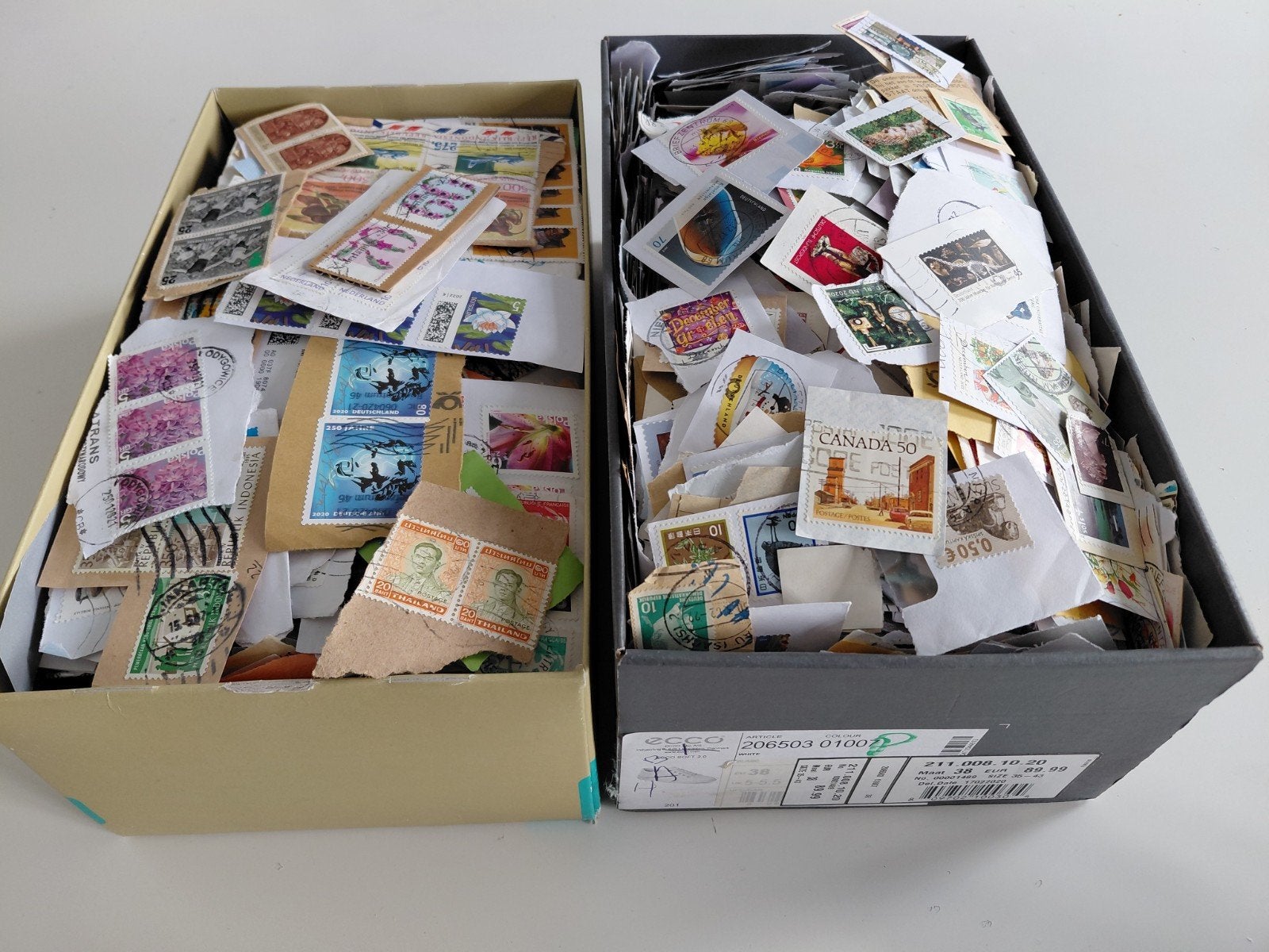 2 bomvolle schoenendozen afgeweekt 2,2 kg leuke partij, Postzegels en Munten, Postzegels | Volle albums en Verzamelingen, Ophalen of Verzenden