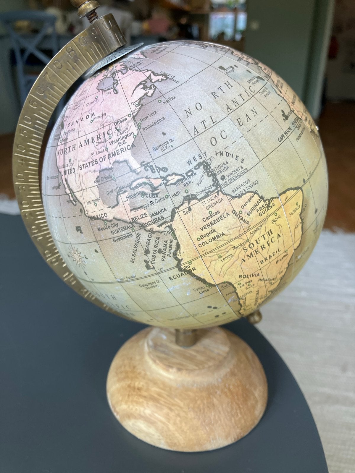 Decoratieve Wereldbol met Houten Voet en Koperen Ring, Educatief, Ophalen of Verzenden, Zo goed als nieuw, Staatkundige wereldbol