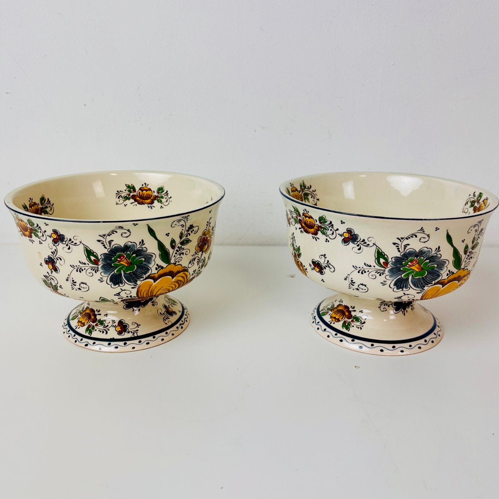 Set van 2 H. Bequet coupe‑schalen op voet, Antiek en Kunst, Ophalen of Verzenden