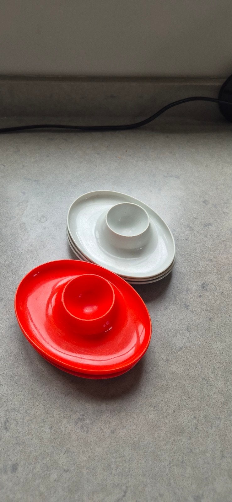 6 vintage eierdopjes met schotel, rood en grijs, Antiek en Kunst, Ophalen of Verzenden
