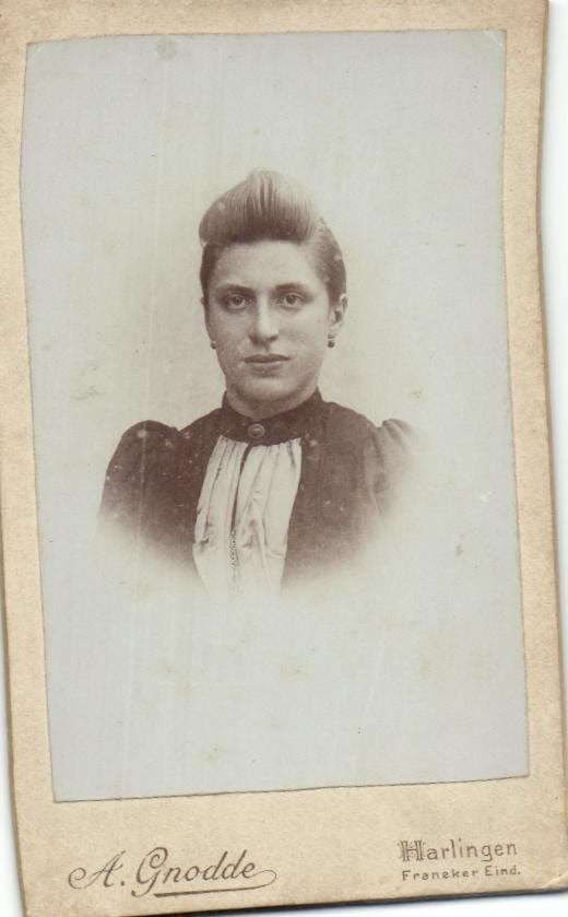 CDV - A. Gnodde - Harlingen - Vrouw in jurk, Gebruikt, Verzenden, Foto, Klederdracht