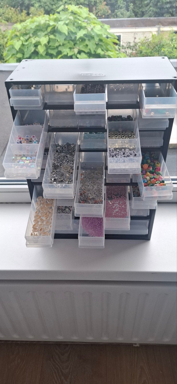 Grote kralenkast vol met diverse kralen en bedels, Hobby en Vrije tijd, Kralen en Sieraden maken, Ophalen