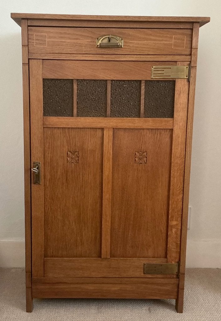 Kastje jaren 30, Amsterdamse School, vermoedelijk eikenhout, Ophalen