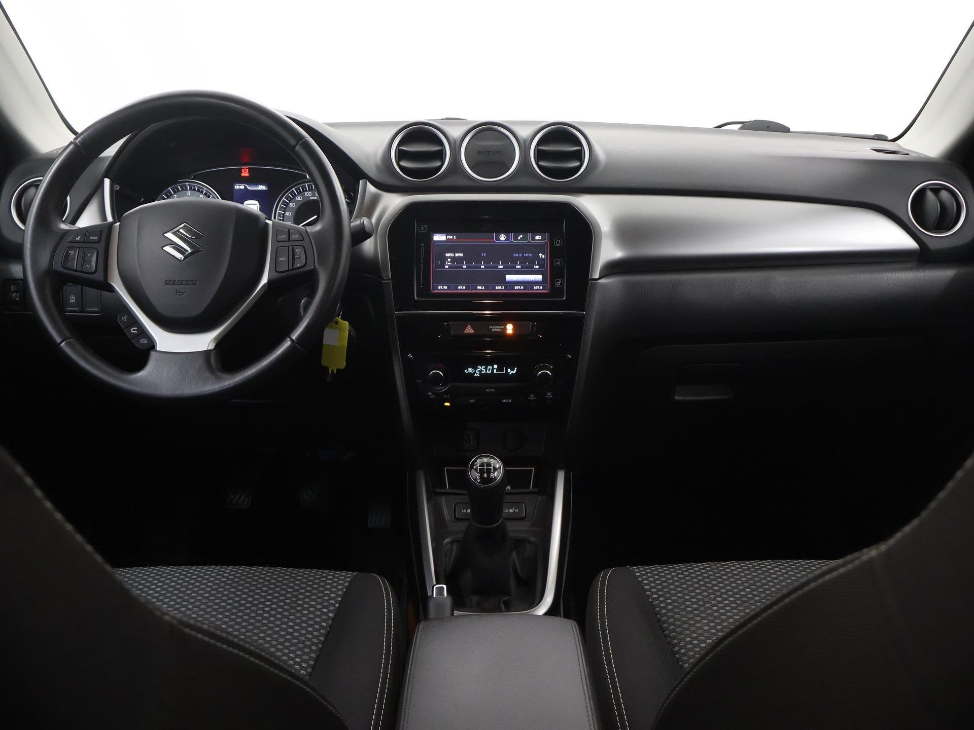 Foto 8 van Suzuki Vitara 1.0 Boosterjet Comfort | Navigatie | Parkeerca