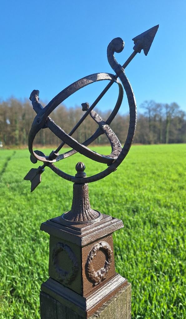 Zonnewijzer gietijzer op sokkel, Tuin en Terras, Zonnewijzers, Verzenden, Nieuw